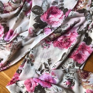 Women’s floral / rose print light summer scarf